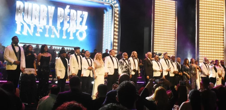 Al final del espectáculo, a las 10:50 de la noche, todos los artistas fueron llamados al escenario.