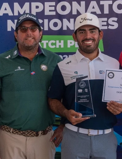 Juan José Guerra, muestra el título de campeón.