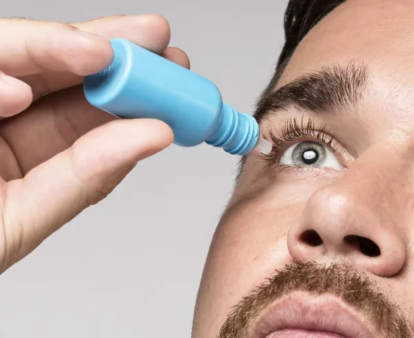 Realizar pausas visuales al trabajar frente a pantallas.