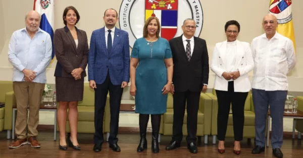 Participantes y autoridades de la PUCMM durante el conversatorio.