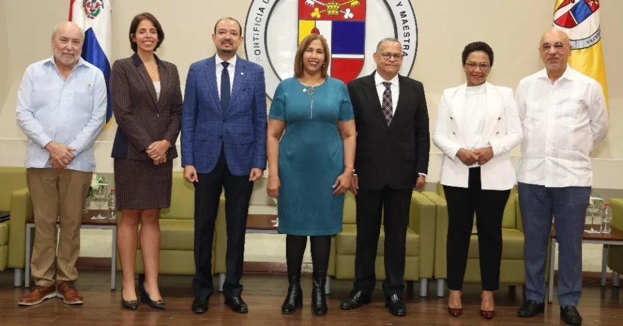 Participantes y autoridades de la PUCMM durante el conversatorio.
