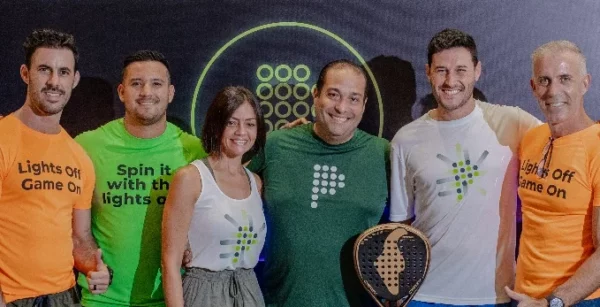Directivos del club durante el lanzamiento de la cancha.