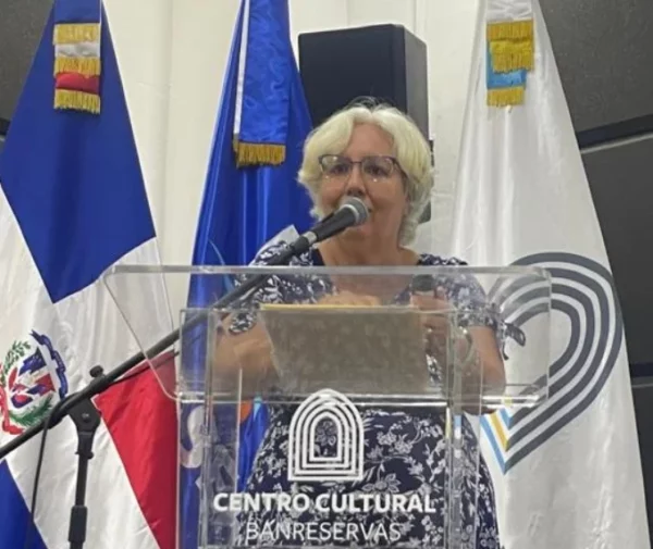 María Fals Fors mientras disertaba la conferencia.