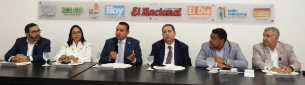 Freddy Novas, Milly Fermín, Julio Landrón; Mario Lama, director del SNS, José Monegro, director de El Día, y Martín Ortiz, director del Materno Infantil y Adolescente.  José De león