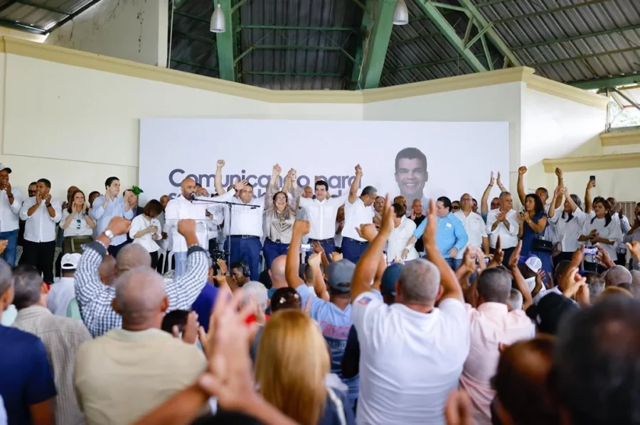 Acto politico encabezado por Arnaud