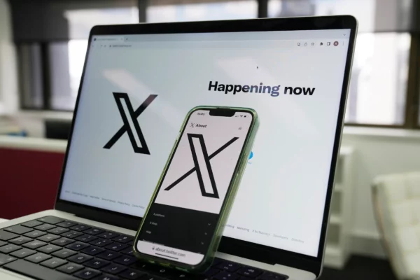 Aplicación X en Laptop y celular.