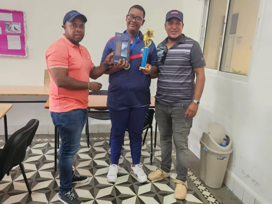 Campeonato- Radhamés Fulgencio y Carlos Fuentes premian el 1er Lugar Mario García.