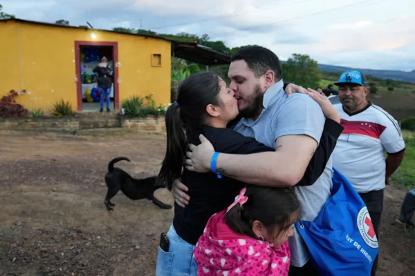 Venezolano preso en El Salvador se abraza con su esposa al regresar a su país.