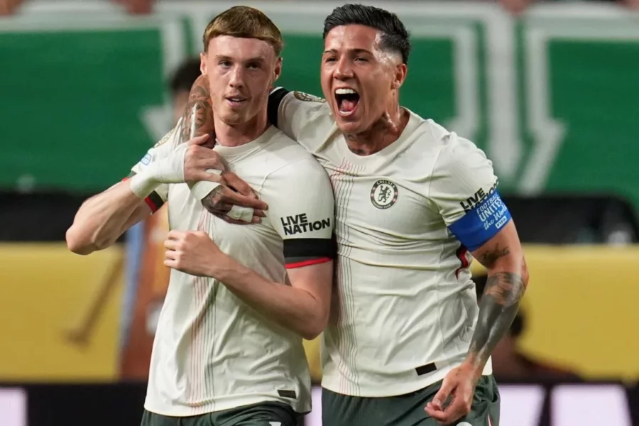 Cole Palmer congratulado por Enzo Fernández luego de anotar un gol para Chelsea en el partido de anoche ante el Palmeiras