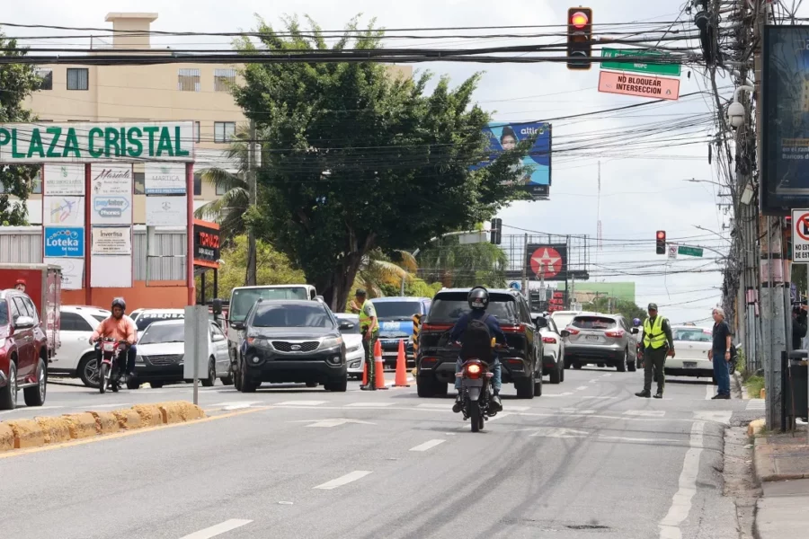 La ciudadanía se va familiarizando poco a poco con los nuevos trayectos para retomar sus rutas. Elieser Tapia
