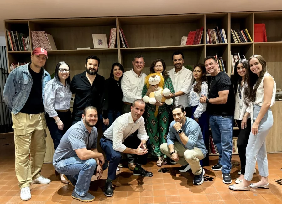 Ejecutivos y miembros de los equipos de  Ogilvy y AMC.