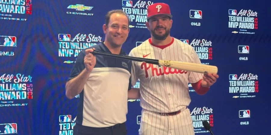 Kyle Schwarber entrega el bate a  Jeff Idelson para historia.