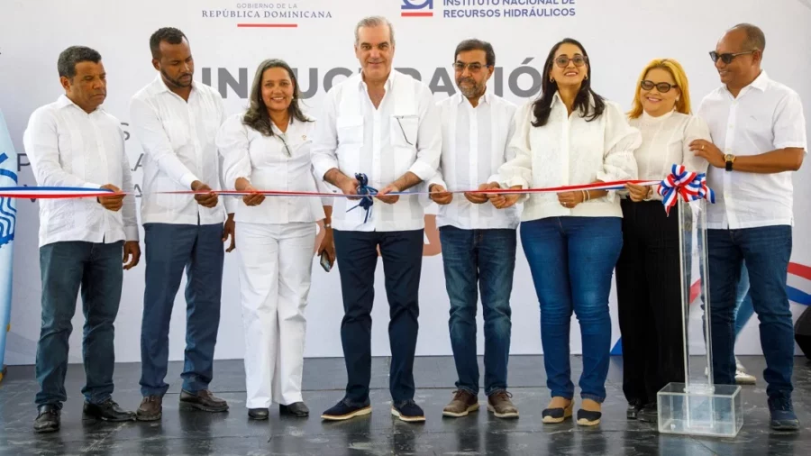 El presidente Luis Abinader inaugurando obras