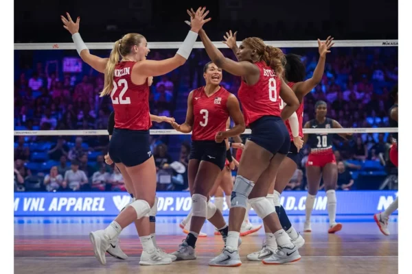 Jugadoras de Estados Unidos celebran triunfo ante RD