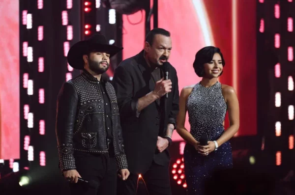 Pepe, Angela y Leonardo Aguiar en el escenario.