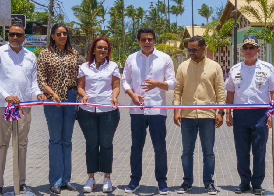 Ministro de Turismo y representantes de Samaná.
