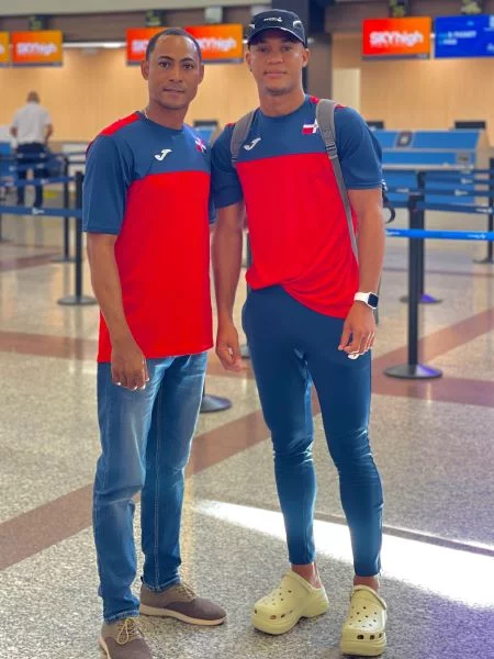Kenny Núñez Veras, entrenador nacional de Pentatlón Moderno, y el pentatleta Gabriel Domínguez, en su salida del país con rumbo a Ecuador.