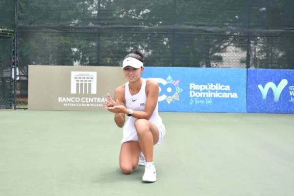 Lee-La coreana Ha Eum Lee muestra su trofeo de campeona de sencillos.