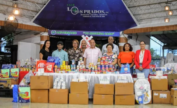 Los Prados-Jorge Ramírez, presidente del club Los Prados, al centro, encabeza el acto de entrega de la donación a la Asociación de Enriquillenses Ausentes.