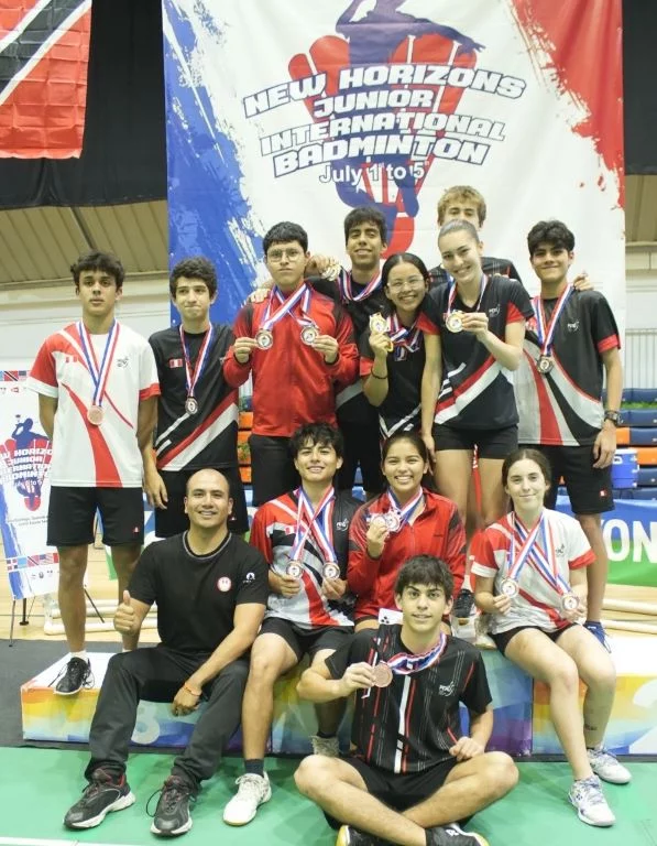 Perú-BADMINTON 3 La delegación juvenil de Perú que se llevó las palmas en el Torneo New Horizons Junior International 2025. (1)