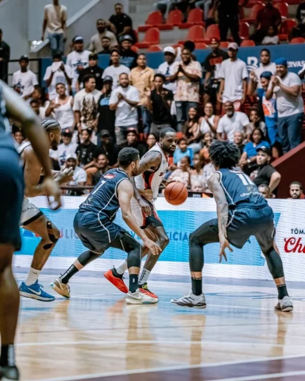 RAMÓN GALLOWAY (55), INDIOS_ RAYNER MOQUETE (7) Y ANDERSON GARCÍA (11), MARINEROS