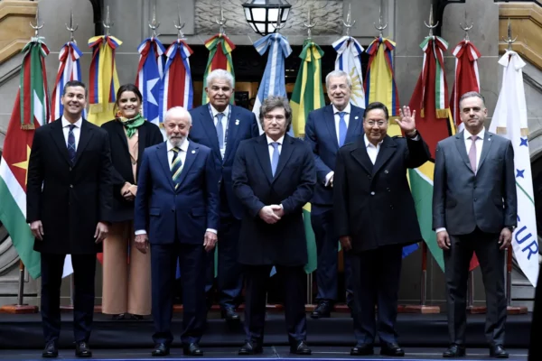 Milei traspasa a Lula la presidencia semestral del Mercosur