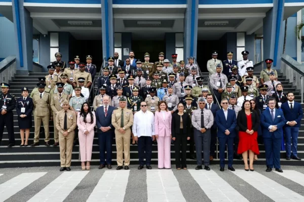 Vicepresidenta Raquel Peña encabeza reunión en la Policía.