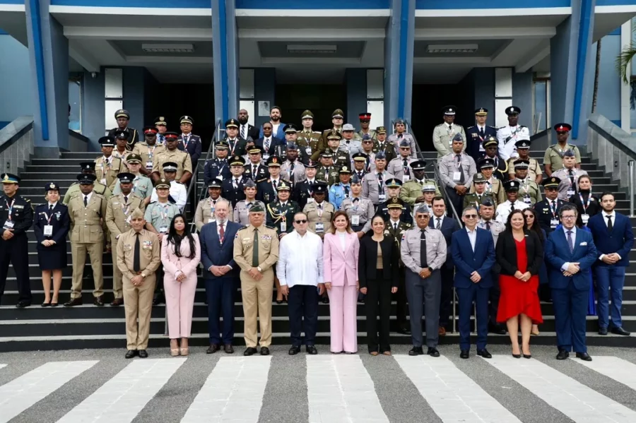 Vicepresidenta Raquel Peña encabeza reunión en la Policía.