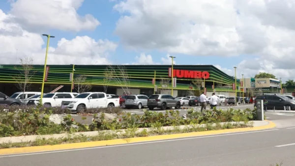 Jumbo y otras cadenas de supermercados se ubican en la avenida República de Colombia.