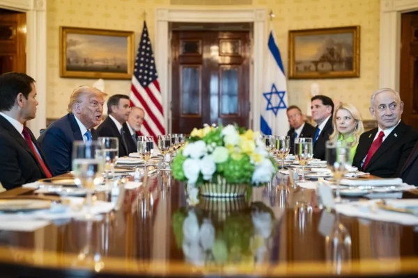 Donald Trump (c-i) y Benjamin Netanyahu (c-d.).
