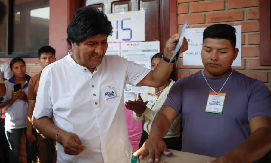 El expresidente de Bolivia, Evo Morales, deposita su  voto.