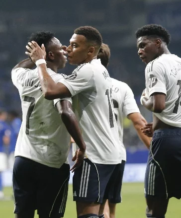 Jugadores del Real Madrid celebran triunfo .