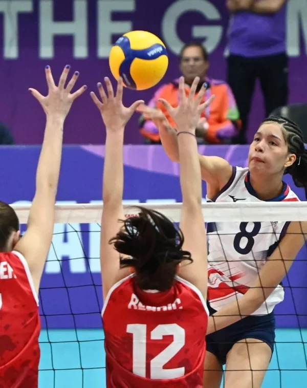 Alondra Tapia encabezó el ataque de República Dominicana ante Chile en voleibol.