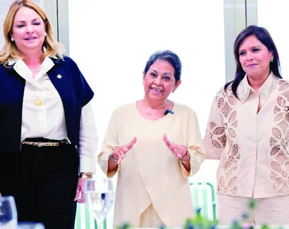 Patricia Bisonó, Carmen Alicia Quijano de Aguilera y Johanna Aguilera Quijano.