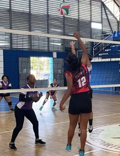 Acción en uno de los partidos del torneo juvenil del DN.