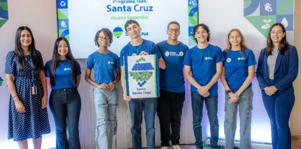 Parte de los jóvenes en la clausura del programa Verano Teen Santa Cruz.