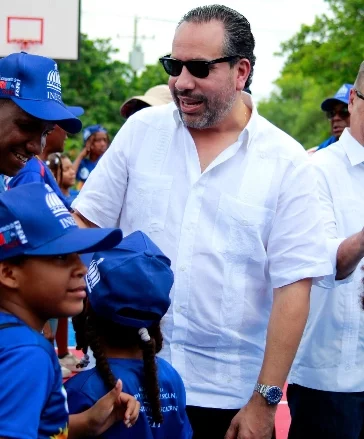 Alberto Rodríguez, junto a los beisbolistas escolares