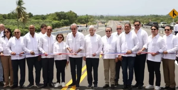Abinader corta  cinta para inaugurar   circunvalación de Baní, acompañado de ministros y autoridades de la región.   José de León