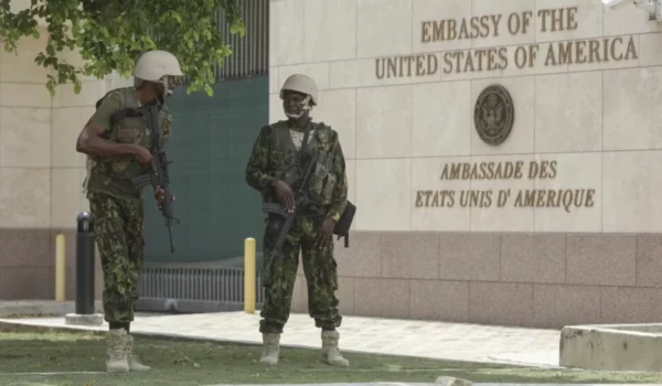 Policías de Kenia se encargan de la vigilancia en la sede diplomática en Puerto Príncipe.