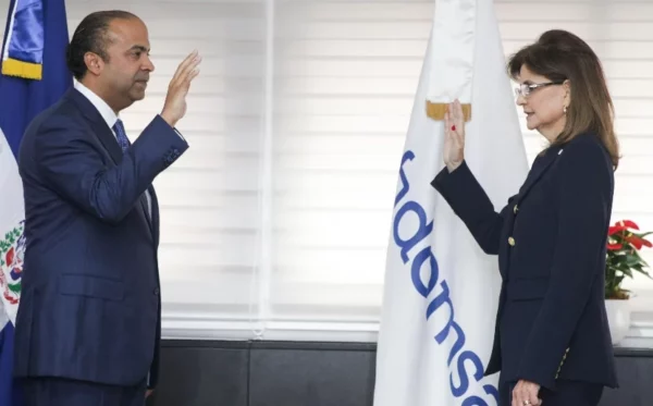 Samuel Pereyra es juramentado por la vicepresidenta Peña.