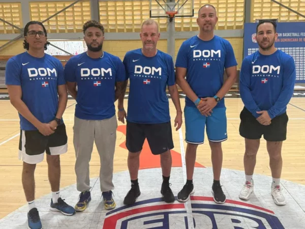 Che-Cuerpo técnico….El coach Néstor -Ché- García, al centro, y el cuerpo técnico que irá al AmeriCup 2025. Desde la izquierda, Abraham Disla, Adenauer Díaz.