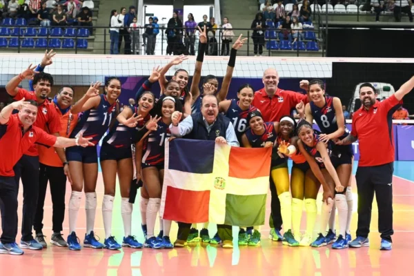 Cristóbal Marte, presidente de Norceca, celebra junto a jugadoras de la selección dominicana en Asunción.