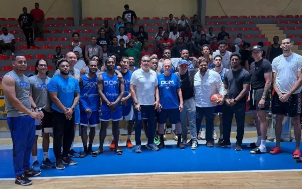 Haina-El coach Néstor -Ché- García y el gerente Junior Páez, junto a jugadores y técnicos tras concluir los entrenamientos de la selección nacional en Haina.