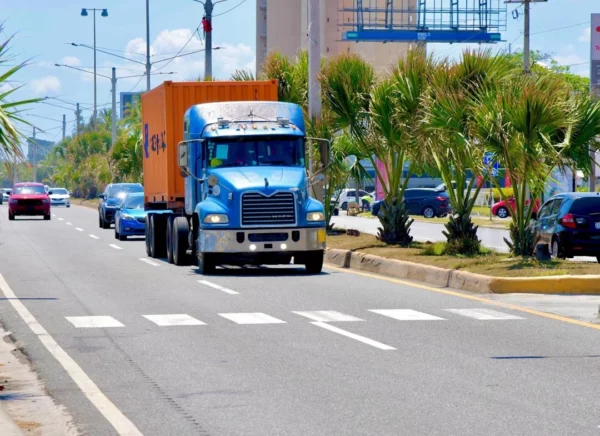 Intrant exhorta a los camiones a circular por el carril derecho