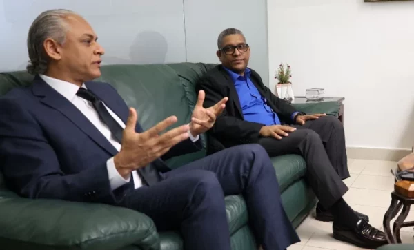 Los directores de Cédula y de Informática de la JCE, Américo Rodríguez y Johnny Rivera,  respectivamente,   entrevistados por José P. Monegro.  ALEXIS MONEGRO.