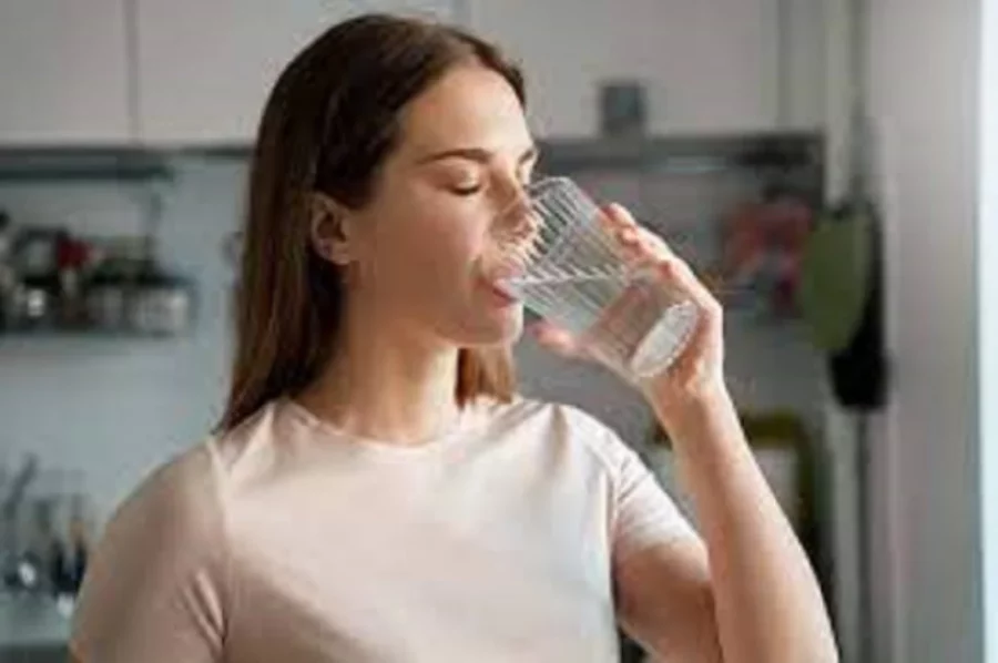 Las mujeres deben tomar dos litros diarios de agua.
