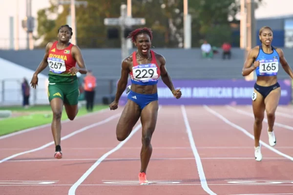Liranyi Alonzo reacciona tras cruzar la meta en la competencia de los 200 metros de los Panam Junior