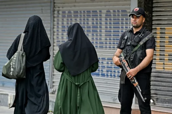 Personal de seguridad vigila una calle de Srinagar, en India, el 13 de agosto de 2025