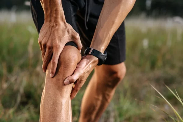 Osteoartritis provoca dolor, inflamación y limitación del movimiento.