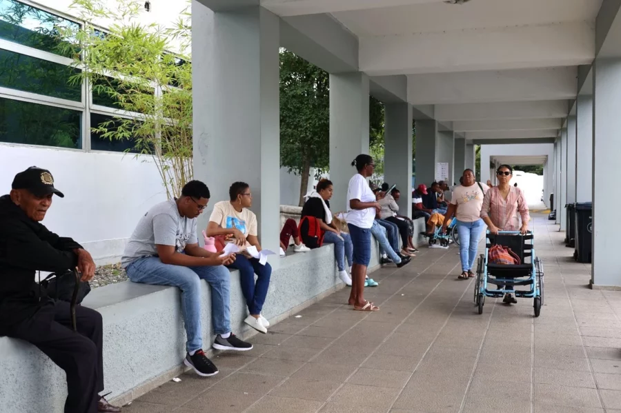 Pacientes tienen que incurrir en otros gastos para hacerse las tomografías.